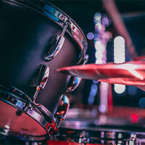 a picture of a drumset.